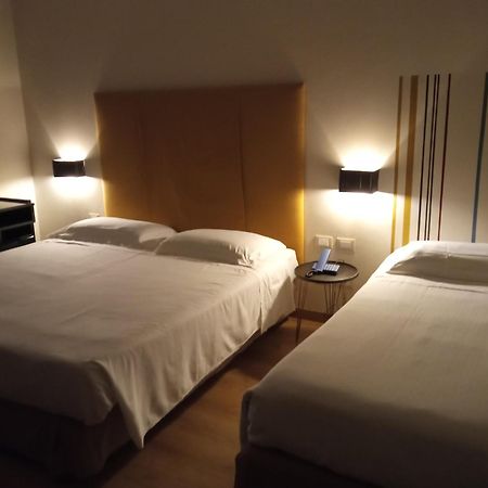 Hotel Touring Ліворно Екстер'єр фото