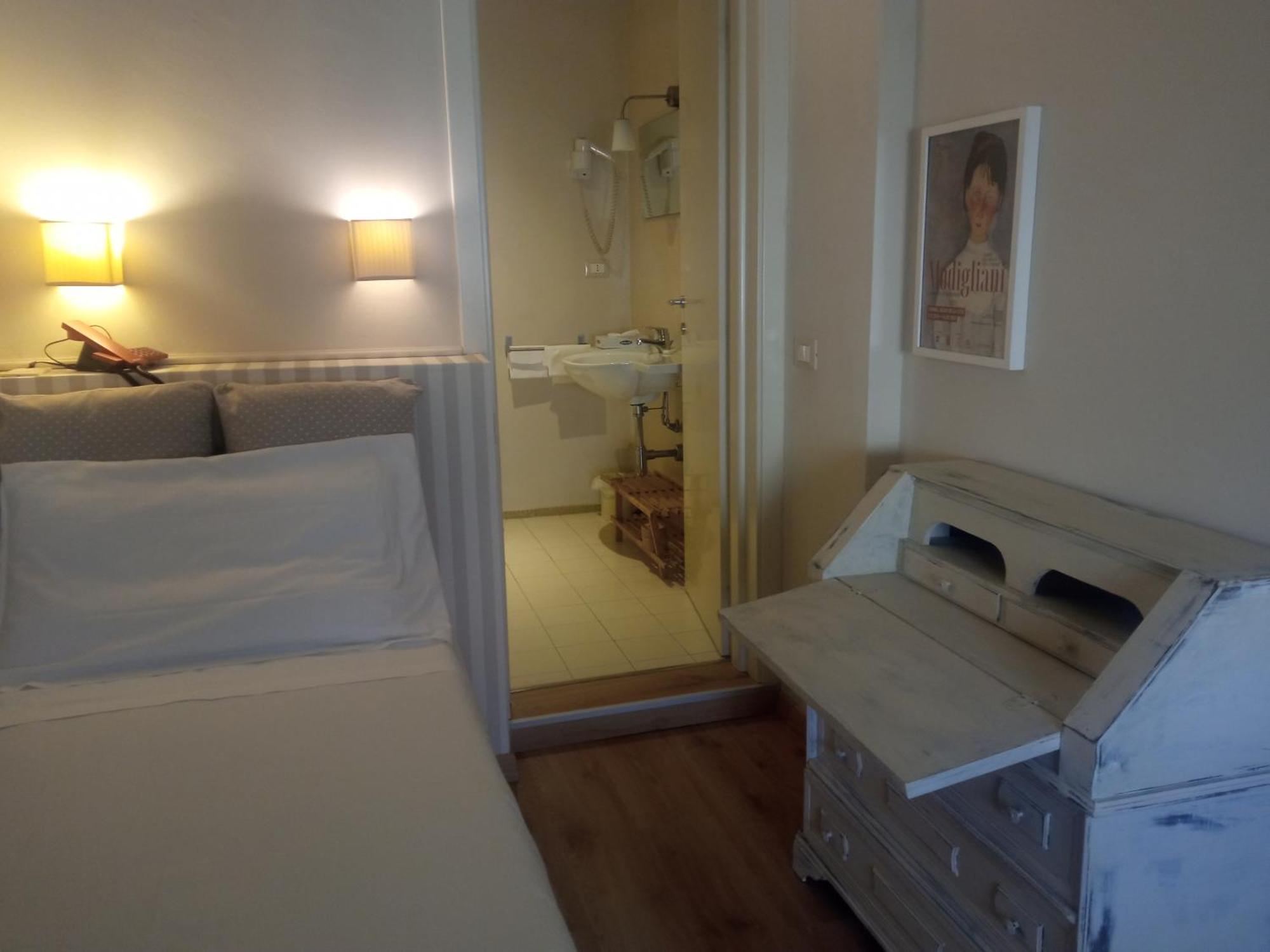 Hotel Touring Ліворно Екстер'єр фото