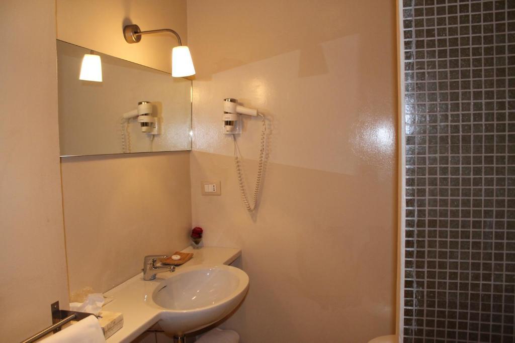 Hotel Touring Ліворно Номер фото